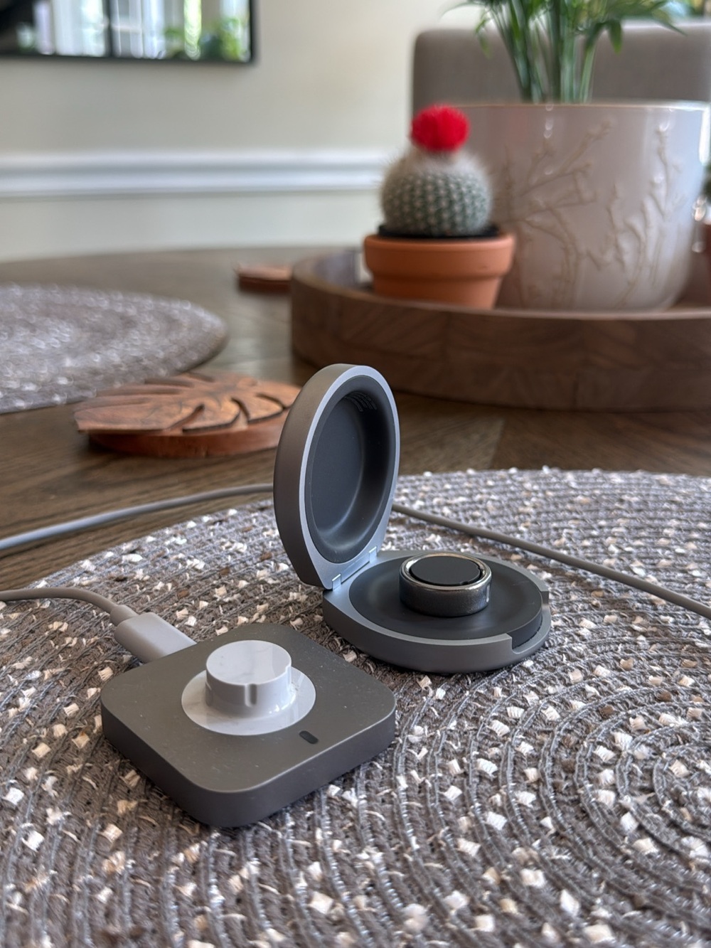Oura Ring size 8 includes Charging Dock and Wireless Charger in Gray